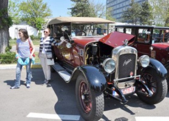 Paradă de 1 Mai la Mamaia: maşini de epocă şi motociclete!